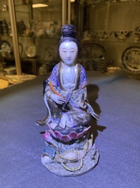 Une figure d'une femme assise sur un tr&ocirc;ne de lotus en porcelaine de Chine famille rose, 19&egrave;me